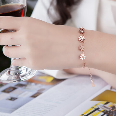 Titanium steel plated 18K rose gold small fresh daisy bracelet female corrugated flowers five flowers jewelry
Titanium steel plated 18K rose gold small fresh daisy bracelet female corrugated flowers five flowers jewelry