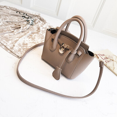 New small bag female 2019 new tide summer fashion atmosphere platinum bag Korean version of the mobile wild Messenger bag handbag
New small bag female 2019 new tide summer fashion atmosphere platinum bag Korean version of the mobile wild Messenger bag handbag