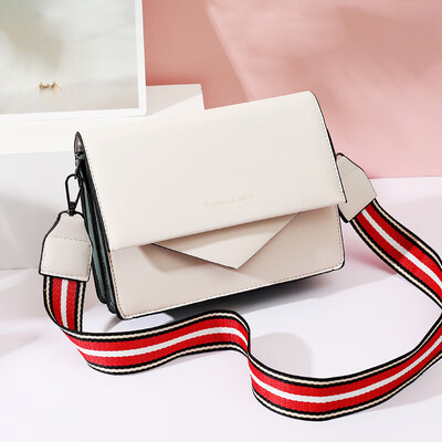 Korean version of one shoulder slung ladies bag geometric stitching 2019 new wide shoulder strap casual fashion small square bag
Korean version of one shoulder slung ladies bag geometric stitching 2019 new wide shoulder strap casual fashion small square bag