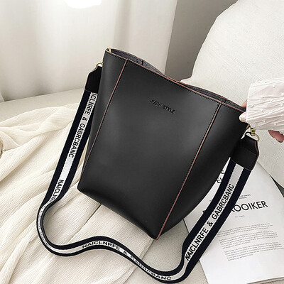 Simple texture bag ins advanced sense of foreign style womens bag 2019 new broadband bucket bag shoulder Messenger bag
Simple texture bag ins advanced sense of foreign style womens bag 2019 new broadband bucket bag shoulder Messenger bag