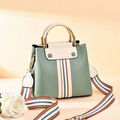 In summer the new Korean version of womens fashionable one-shoulder sloping bag with a hundred simple handheld buckets
In summer the new Korean version of womens fashionable one-shoulder sloping bag with a hundred simple handheld buckets