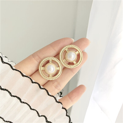 Earrings 2018 new brand design hollow flower earrings generous minimalist variety of Korean earrings for women
Earrings 2018 new brand design hollow flower earrings generous minimalist variety of Korean earrings for women