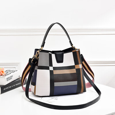 Summer womens bag new fashion Joker handbag wide shoulder strap shoulder bag messenger bag
Summer womens bag new fashion Joker handbag wide shoulder strap shoulder bag messenger bag