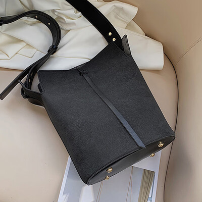 2019 autumn new retro bucket bag large capacity Port Wind wide shoulder belt single shoulder oblique satchel mother bag
2019 autumn new retro bucket bag large capacity Port Wind wide shoulder belt single shoulder oblique satchel mother bag