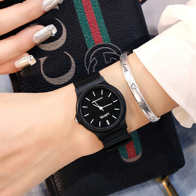 Student fashion watch male retro black table neutral watch waterproof quartz watch couple table female table simple
Student fashion watch male retro black table neutral watch waterproof quartz watch couple table female table simple