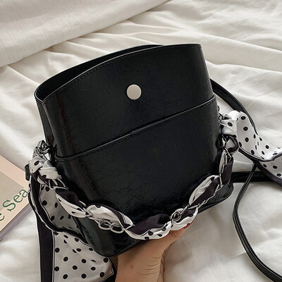 Summer 2019 new bucket scarf solid color Korean leisure Joker shoulder slung a small bag of women
Summer 2019 new bucket scarf solid color Korean leisure Joker shoulder slung a small bag of women