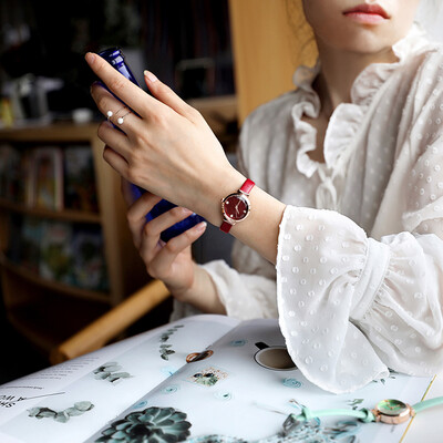 Northern European trendy student ins temperament Han Feng literary retro small dial Chichundred small simple watch girl
Northern European trendy student ins temperament Han Feng literary retro small dial Chichundred small simple watch girl