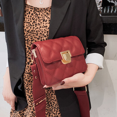 Ins super fire small bag wild Messenger bag handbag 2019 new fashion rhombic embroidery line wide shoulder strap small square bag
Ins super fire small bag wild Messenger bag handbag 2019 new fashion rhombic embroidery line wide shoulder strap small square bag