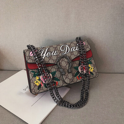 Qiao Bani 2019 new Korean retro style old flower embroidery flower hit color Bacchus bag shoulder diagonal trend handbags
Qiao Bani 2019 new Korean retro style old flower embroidery flower hit color Bacchus bag shoulder diagonal trend handbags