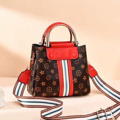 Fashion Simple Water Barrel Bag Large Capacity Hand-held Summer Single Shoulder Bag
Fashion Simple Water Barrel Bag Large Capacity Hand-held Summer Single Shoulder Bag