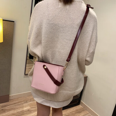 Qiao Bani 2019 new Korean fashion Dongdaemun simple contrast color handbag shoulder diagonal trend female bag
Qiao Bani 2019 new Korean fashion Dongdaemun simple contrast color handbag shoulder diagonal trend female bag
