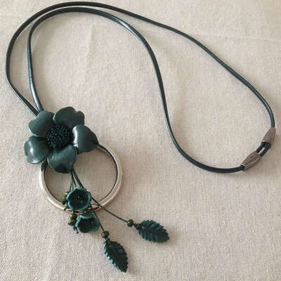 Beautiful Women Jewelry Handmade Genuine Leather Flower Pendant Long necklaces women collares mujer choker kolye bijoux femme
Beautiful Women Jewelry Handmade Genuine Leather Flower Pendant Long necklaces women collares mujer choker kolye bijoux femme