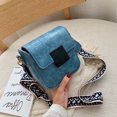 Girls small bag new Korean version of the wild fashion single shoulder Messenger bag retro small square package tide
Girls small bag new Korean version of the wild fashion single shoulder Messenger bag retro small square package tide