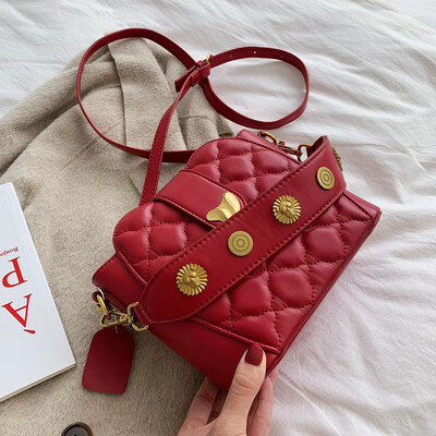 Chic simple small bag fashion high sense of foreign style womens bag new 2019 retro badge small square bag Messenger bag
Chic simple small bag fashion high sense of foreign style womens bag new 2019 retro badge small square bag Messenger bag