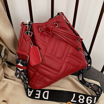 In the fall of 2019 the new lady slanted wide shoulder belt rhomboid belt bucket bag fashion one shoulder bag one shoulder b
In the fall of 2019 the new lady slanted wide shoulder belt rhomboid belt bucket bag fashion one shoulder bag one shoulder b