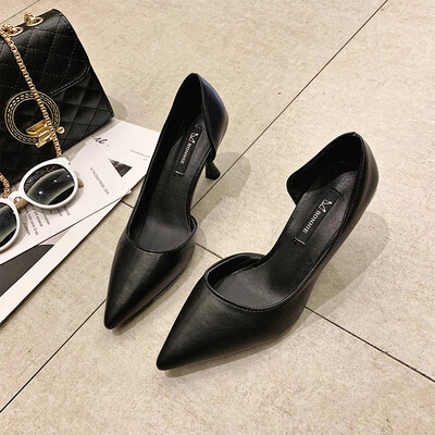 2019 Spring&Autumn New Joker Black Lacquer Side Empty Pointed Banquet High-heeled Shoes
2019 Spring&Autumn New Joker Black Lacquer Side Empty Pointed Banquet High-heeled Shoes