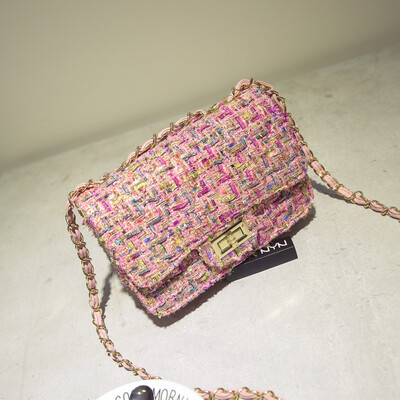 Texture small bag 2019 new womens bag Joker small square bag Japan&South Korea fashion lock chain bag shoulder Messenger bag
Texture small bag 2019 new womens bag Joker small square bag Japan&South Korea fashion lock chain bag shoulder Messenger bag