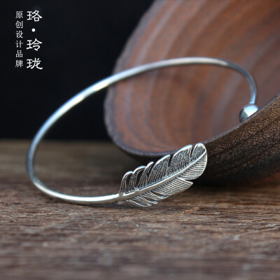 Luo Linglong s925 Thai silver feather ladies bracelet about personality temperament retro gift couple bracelet hand original
Luo Linglong s925 Thai silver feather ladies bracelet about personality temperament retro gift couple bracelet hand original