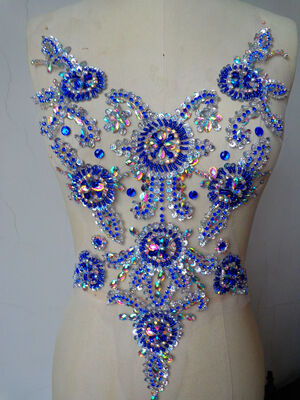 Handmadesky глубокий синий / прозрачный цвет AB шить на Rhinestones applique на сетчатых кристальных пятнах с камнями блестки бисер 45 * 35 см
Handmadesky глубокий синий / прозрачный цвет AB шить на Rhinestones applique на сетчатых кристальных пятнах с камнями блестки бисер 45 * 35 см