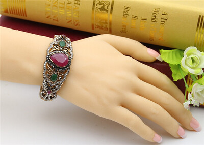 New Arabesque Turkish Water Drop Green Resin Bangles Cuff Women Vintage Hollow Flower Antique Gold Color Bracelet India Bride
New Arabesque Turkish Water Drop Green Resin Bangles Cuff Women Vintage Hollow Flower Antique Gold Color Bracelet India Bride