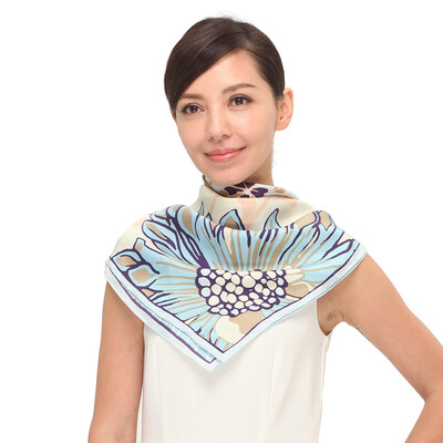 Margaret Gucci (MARJA KURKI) large square silk scarf Europe and the United States wind autumn and winter flowers pattern silk silk scarves blue 1O12R230
Margaret Gucci (MARJA KURKI) large square silk scarf Europe and the United States wind autumn and winter flowers pattern silk silk scarves blue 1O12R230