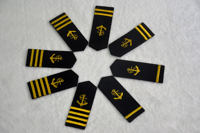 海员肩章(海锚)船长4杆海锚,大副3杆海锚,二副2杆海锚,三副1杆海锚!