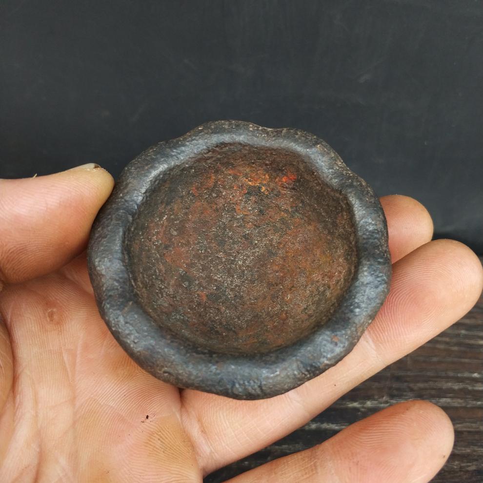 品名 老铁碗 铁油灯 尺寸 6.8厘米*3.1厘米 重量 200克 细节图如下