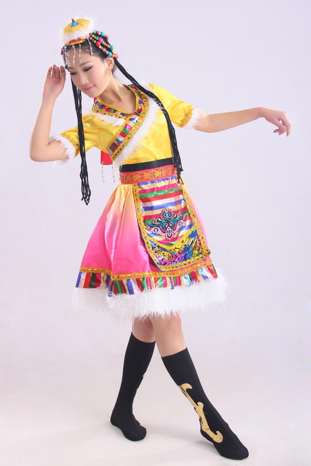 一,藏族习俗 藏族除夕那天,人们穿上艳丽服装,戴着奇形怪状的假面具