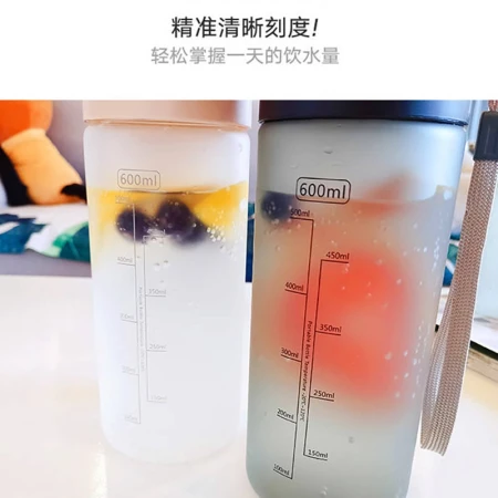 Ju Ruiqian Korean version of frosted large-capacity plastic cup sports anti-fall scale water cup simple male and female students bubble tea white 800ml Ju Ruiqian Korean version of frosted large-capacity plastic cup sports anti-fall scale water cup simple male and female students bubble tea white 800ml