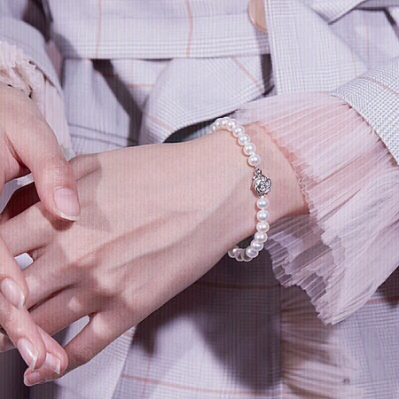 Luk Fook Jewelry Silver 925 Morning Dew Rose Buckle Freshwater Pearl Bracelet Women's Jewelry Pricing F87DSB001 Total weight about 10.52 grams Luk Fook Jewelry Silver 925 Morning Dew Rose Buckle Freshwater Pearl Bracelet Women's Jewelry Pricing F87DSB001 Total weight about 10.52 grams