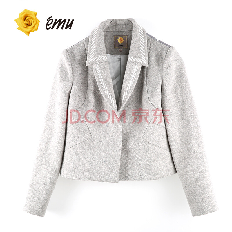 浅灰色短款呢大衣怎样搭配