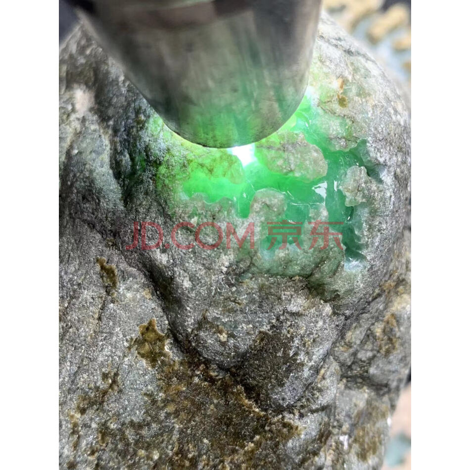 标10：罚没缅甸天然翡翠原石一件，后江场口，重量780克