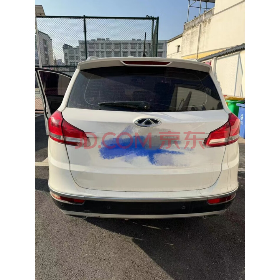 奇瑞小型轿车一辆