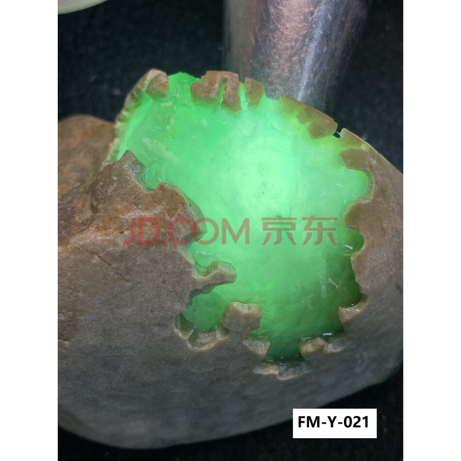 标21：缅甸天然翡翠原石一件，莫西沙场口，重量310克