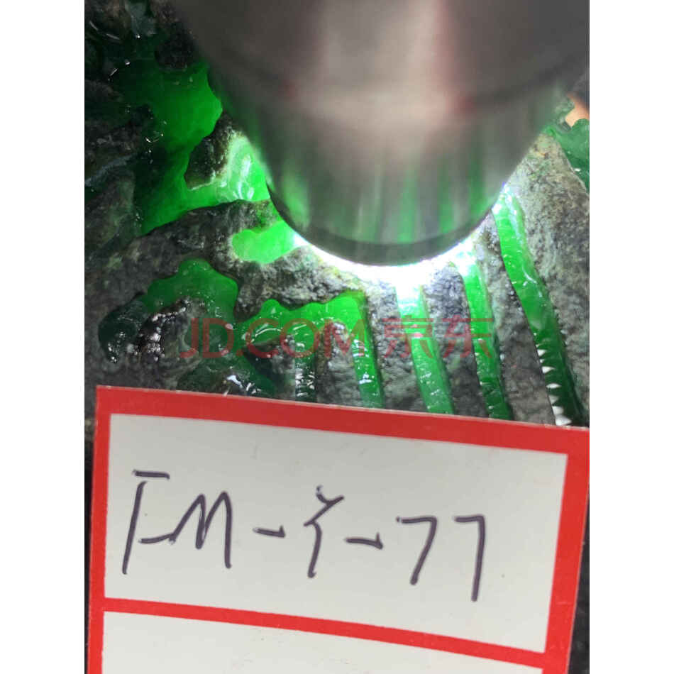 标1：缅甸天然翡翠原石一件，莫湾基场口，重量300克