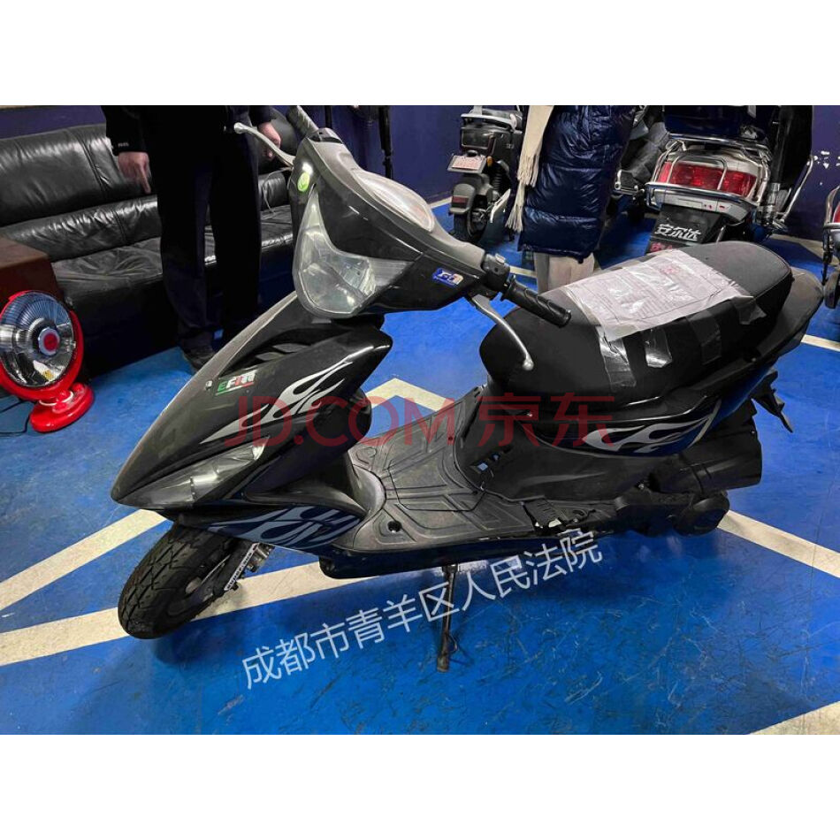 黑色踏板摩托车