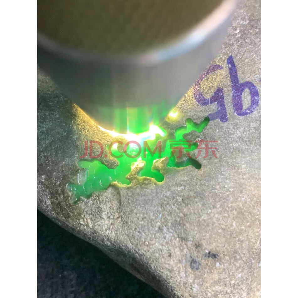 标6：罚没缅甸天然翡翠原石一件，莫西沙场口，重量270克