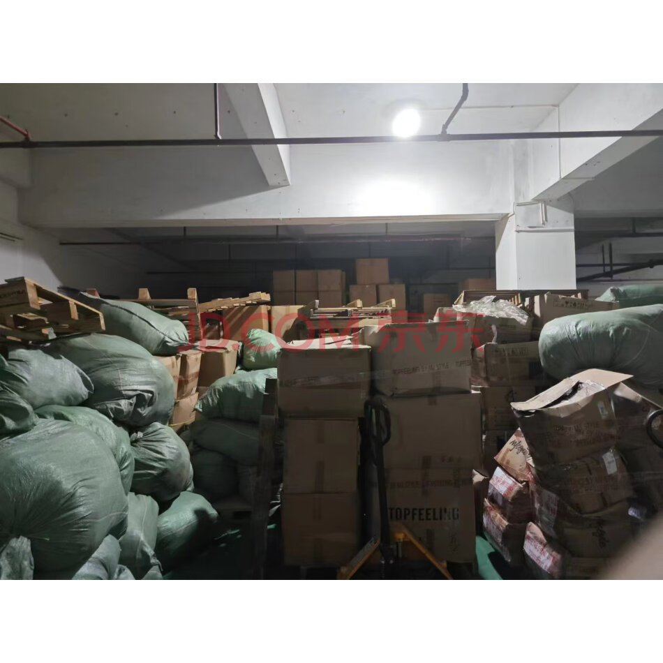 【第1次拍卖】各类库存服装（残次品较多）​、配件、衣架、购物袋、纸箱等及出入库机器设备4台，轮带2台，按现状合并拍