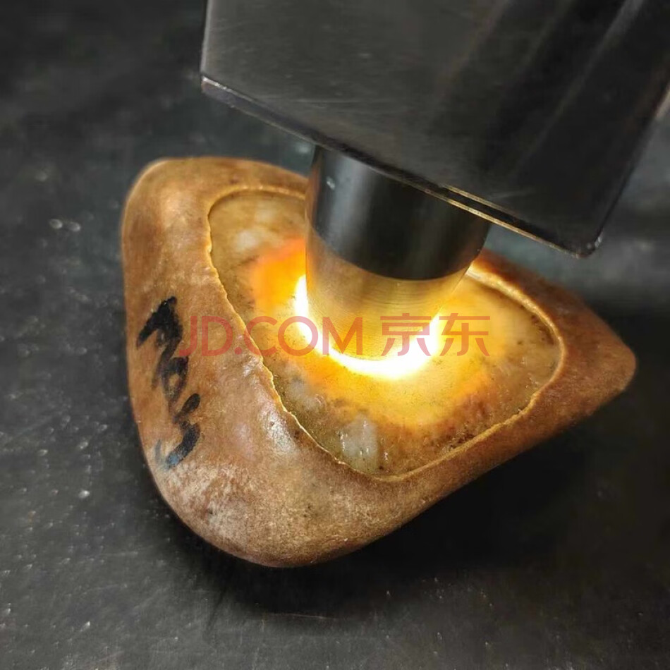 LCQY132 开窗翡翠原石一块重约161g