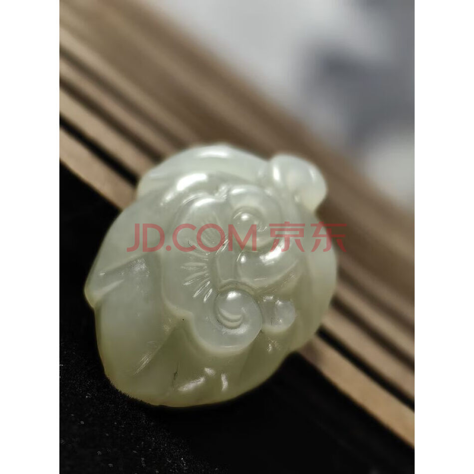 4146 天然和田玉精雕金枝玉叶吊坠（肉质细润，青白色）