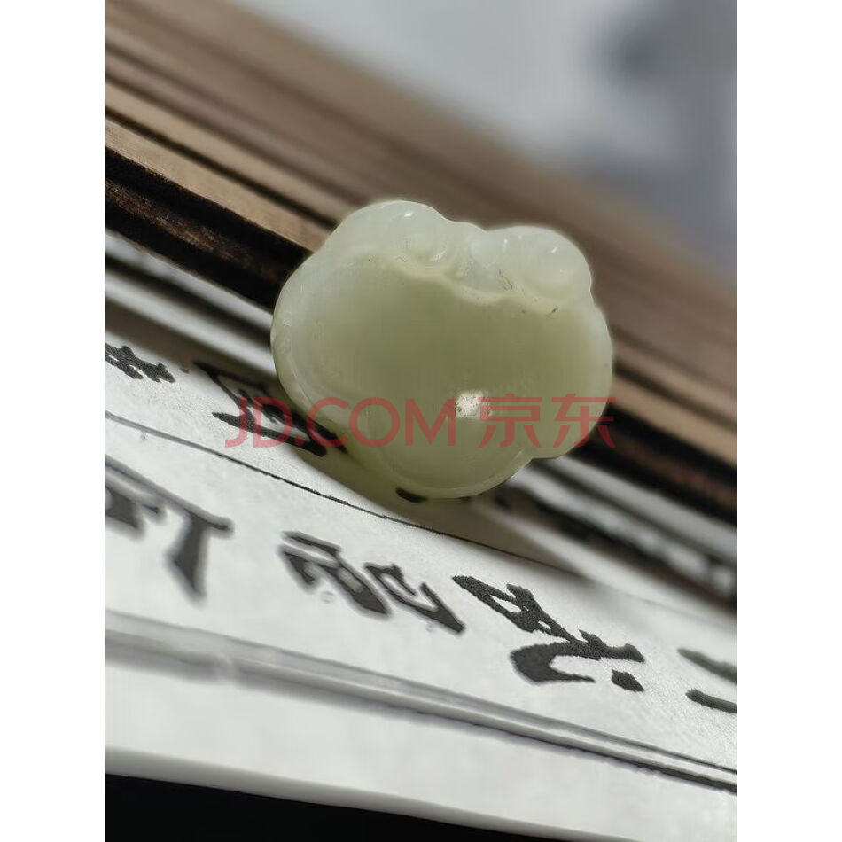 4192 天然和田玉精雕如意锁吊坠（肉质细润，青白色）