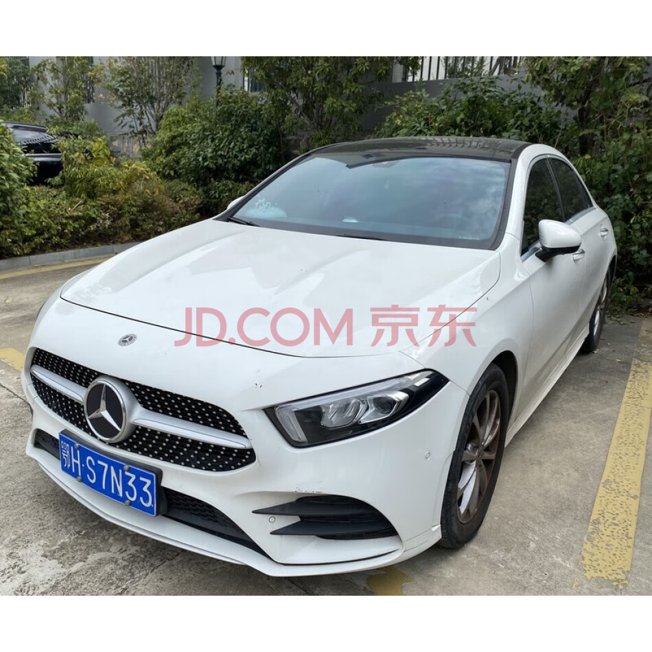 车牌为鄂HS7N33奔驰小型轿车