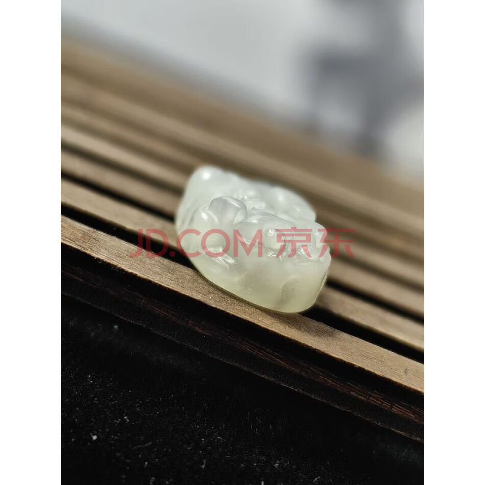 4194 天然和田玉精雕貔貅吊坠（肉质细润，青白色）