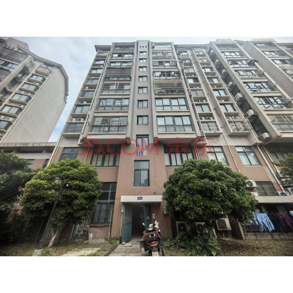 张家港市金港镇港区鑫江花苑17幢905室、05阁楼不动产（含室内不可移动装饰装修）