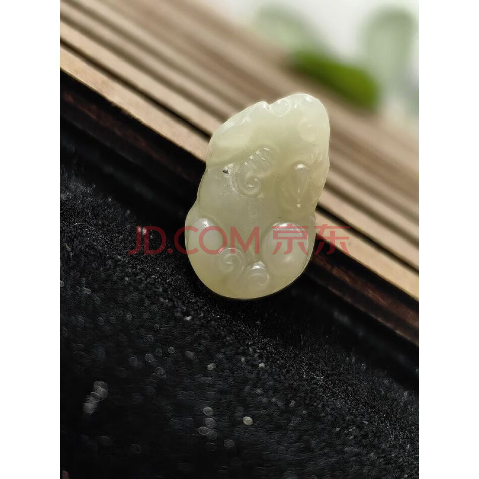 4222 天然和田玉精雕貔貅吊坠（肉质细润，青白色）