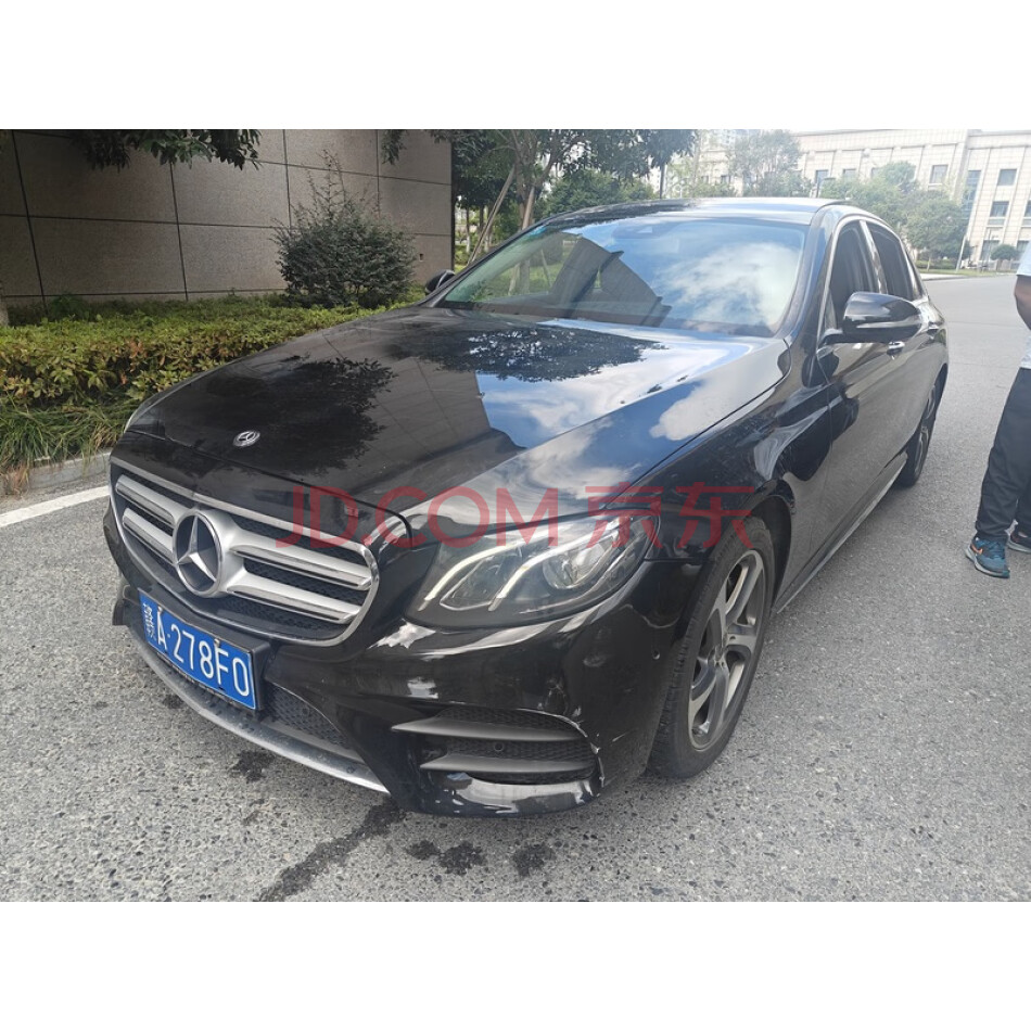 车牌号为赣A278F0奔驰牌小型轿车