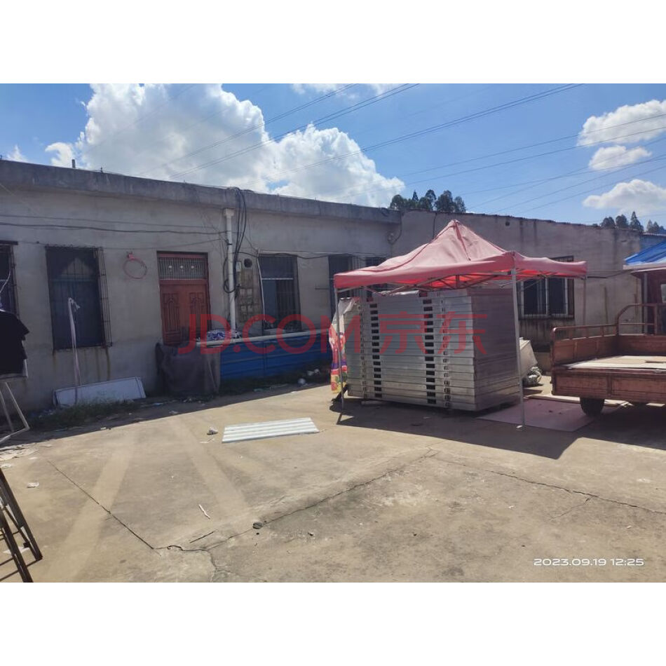 汉川市康杰鑫建材商行所有的位于汉川市经济开发区荷沙公路旁土地及房屋