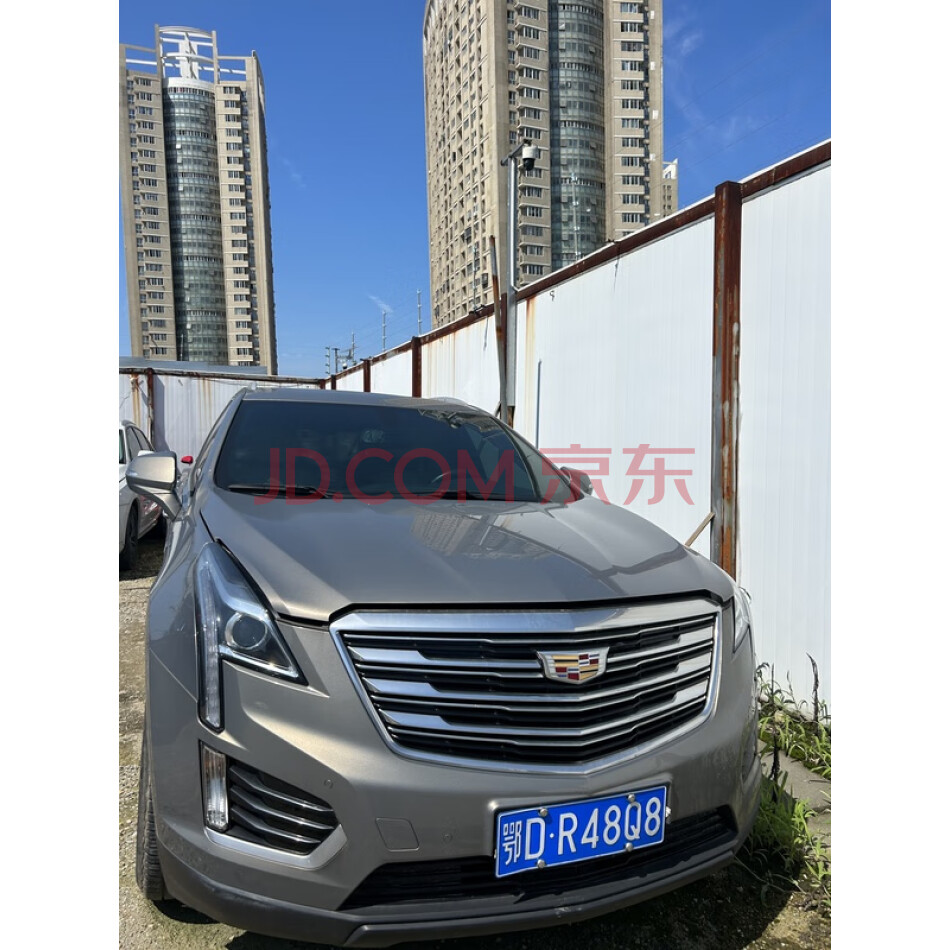 车牌号为鄂DR48Q8凯迪拉克牌小型普通客车