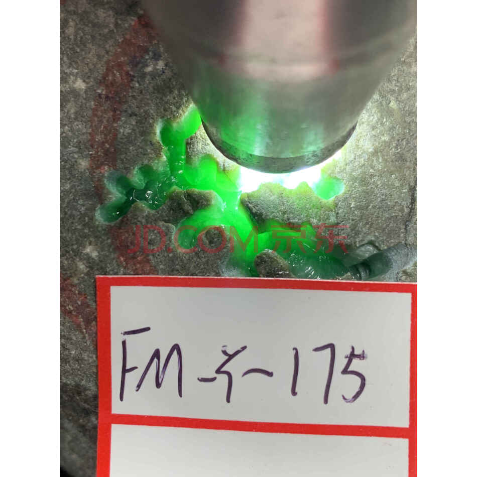 标8：缅甸天然翡翠原石一件，后江场口，重量830克