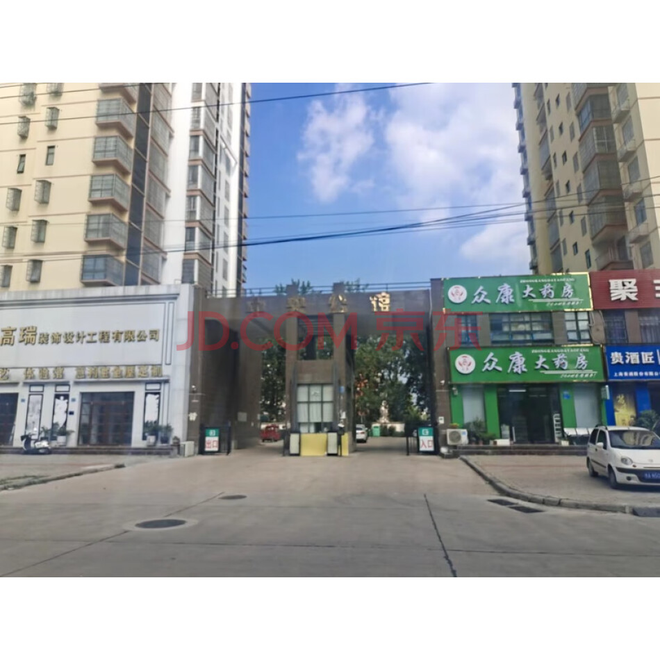 位于河南省信阳市淮滨县城关镇洪河路东侧、朝阳路北侧中央公馆4号楼126铺的一处商业房产